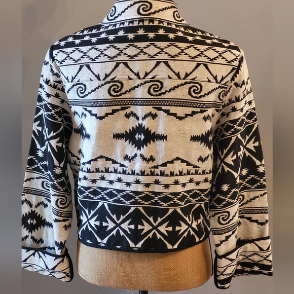 Flashback large black and white Aztec print cropped jacket - Picture 4 of 7
